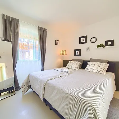 Vibrant And Elegant Downtown Krk Apartment *