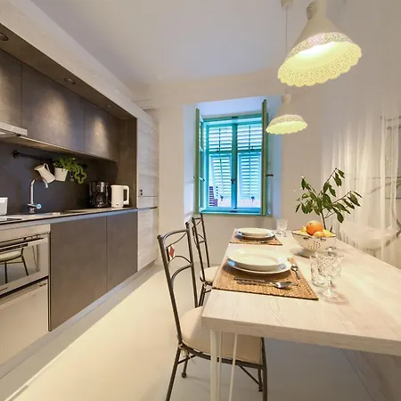 Vibrant And Elegant Downtown Krk Apartment *